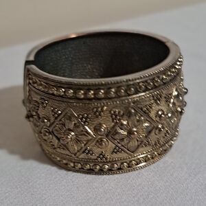 Elegant Gold-Toned Floral Bracelet